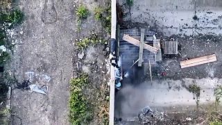 Ukrajinci zhadzujú granát z dronu na ruský kryt pod mostom