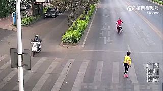 Žena sa na priechode pre chodcov "nedohodla" s motorkárom, skončili v nemocnici