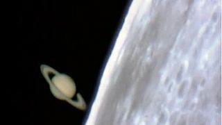 Saturn vychádza spoza Mesiaca