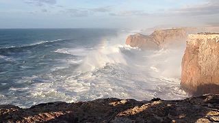 Približne 50 metrov vysoké vlny sa rozbíjajú o útesy Cabo de Sao Vicente
