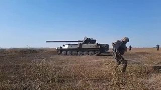 Ukrajinci priskrutkovali 100 mm protitankové delo MT-12 k MT-LB