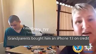 Ruská matka asi čakala, že namiesto syna dostane Ladu a jeho iPhone