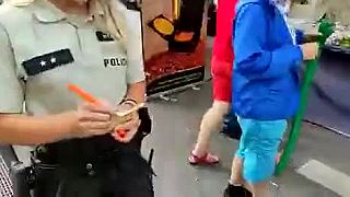 Slovák predával na trhu tričká