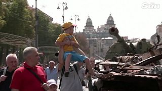 Zničené ruské tanky a zbrane vystavené v Kyjeve