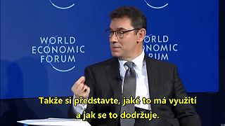 Šéf Pfizeru o tabletce s bonzovacím mikročipem na "poslušnost" pacienta