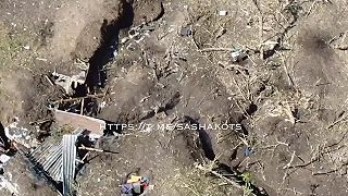 Mŕtvy ukrajinský vojaci v obci Pisky