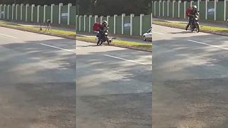 Motorkár sa rozhodol pomôcť policajtom