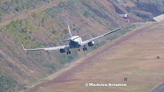 Lietadlo spoločnosti Ryanair pristáva počas silného bočného vetru na Madeire