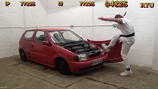 Street fighter vs. starý Volkswagen Polo (WTF)