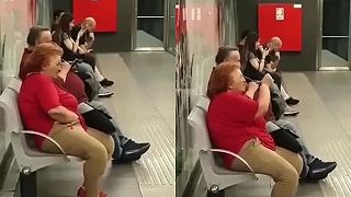 Baba sa uisťuje či je tam dole všetko v poriadku