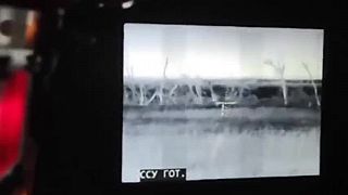 Ukrajinské BMP-3 strieľajúce na ruské pozície počas nočného útoku