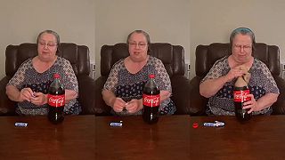 Babka neverí, že Cola + Mentos = fontána, sama to teda vyskúša