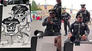 Pouličný umelec kreslí dvoch policajtov