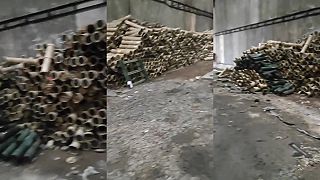 Menšia hromádka tubusov z delostreleckých 155mm granátov
