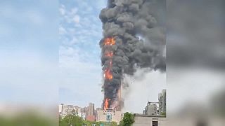 V Číne horel 200-metrový mrakodrap