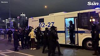 Na protestoch proti mobilizácii v Moskve zatkli stovky Rusov