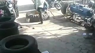 Príliš natlakovaná pneumatika explodovala, muži „plachtili“