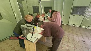 Vyvraždený civilisti,v rozbombardovanom Mariupole ,sa zúčastňujú referenda