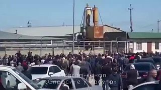 Protesty v Dagestane rozháňa armáda streľbou
