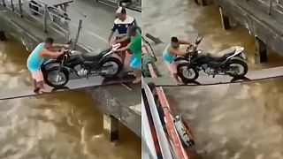Motorkou cez most ako mumák