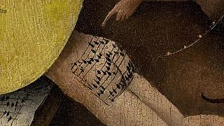 Rekonštrukcia piesne namaľovanej na zadku muža na 500 rokov starom obraze