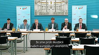 Amerika zarába na hlúposti Európy
