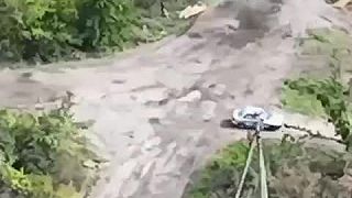 Ruský vojak si zabudol toaletný papier zatial čo ho kolegovia počkali
