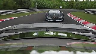 Bugatti Divo (1507 hp) naháňa Nissan GT-R (1505 hp) na Nürburgring-u