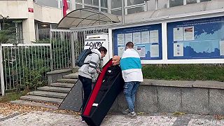 Českí aktivisti pred ruskou ambasádou pripravili cárovi k narodeninám darček