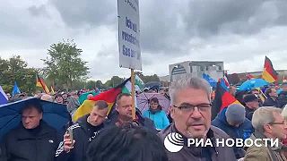V Berlíne sa pred Bundestagom koná protest proti zdražovaniu.