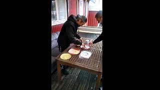 Vyhodňare koštujú Surströmming