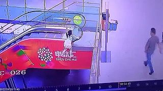 Deti nechali bez dozoru, dievčatko zostalo visieť na páse eskalátora (Šanghaj)