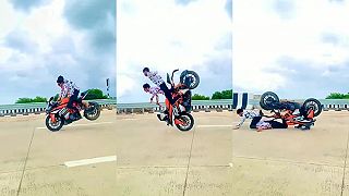 Indický Frigo s kamarátom robia triky na motorke (bez heliem a kombinéz)