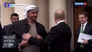 Putin dal svoj kabát prezidentovi Spojených arabských emirátov.
