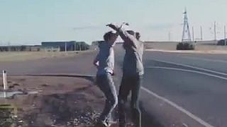 Ľahol si na cestu pred kamióny