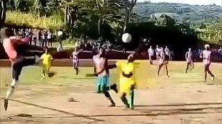 Nepekný futbalový zákrok brankára niekde v Afrike