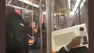 Iba v metre v New Yorku (WTF)