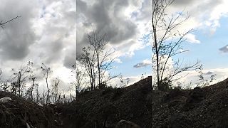 Frontový bombardér Su-24M Wagnerovcov prelieta nad pozíciami bojovníkov.