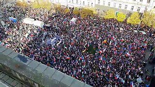 V Prahe prebiehajú masívne protesty proti protiruským sankciám.