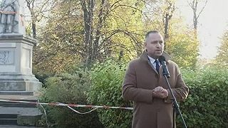 Poliaci ničia Sovietské pamätníky