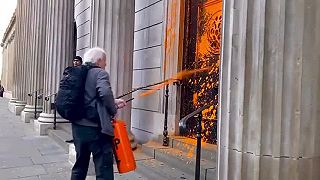 Aktivista nastriekal fasádu Centrálnej banky Spojeného kráľovstva na oranžovo