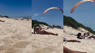 Nič, iba paraglider na pláži