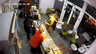 Obyvatelia Kramatorska ukazujú video s „prešľapmi“ ukrajinskej armády.

