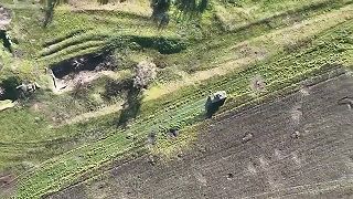 Ukrajinský HUMVEE prešiel po míne pohľad z dronu
