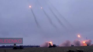 Ruské MLRS BM-21 "Grad" pracujú na pozíciách Ozbrojených síl Ukrajiny.