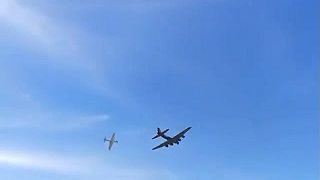 Bombardér B-17 sa v Dallase zrazil s ľahkým lietadlom
