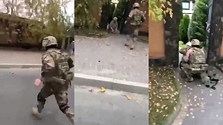 UA vojak dorazí k svojej babke v Chersone.