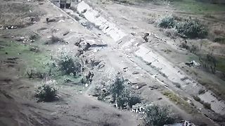 Ruskí vojaci zdrhajú, Ukrajinci po nich strieľajú