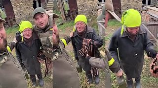 Babka dáva Ukrajinským vojakom muníciu zanechanú od rusov