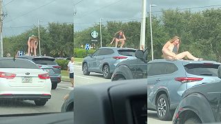 Opitá žena na streche auta